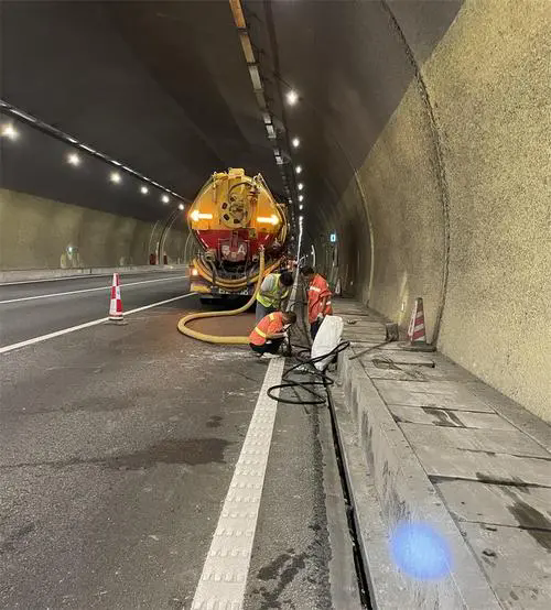 陵水隧道排水渠清淤